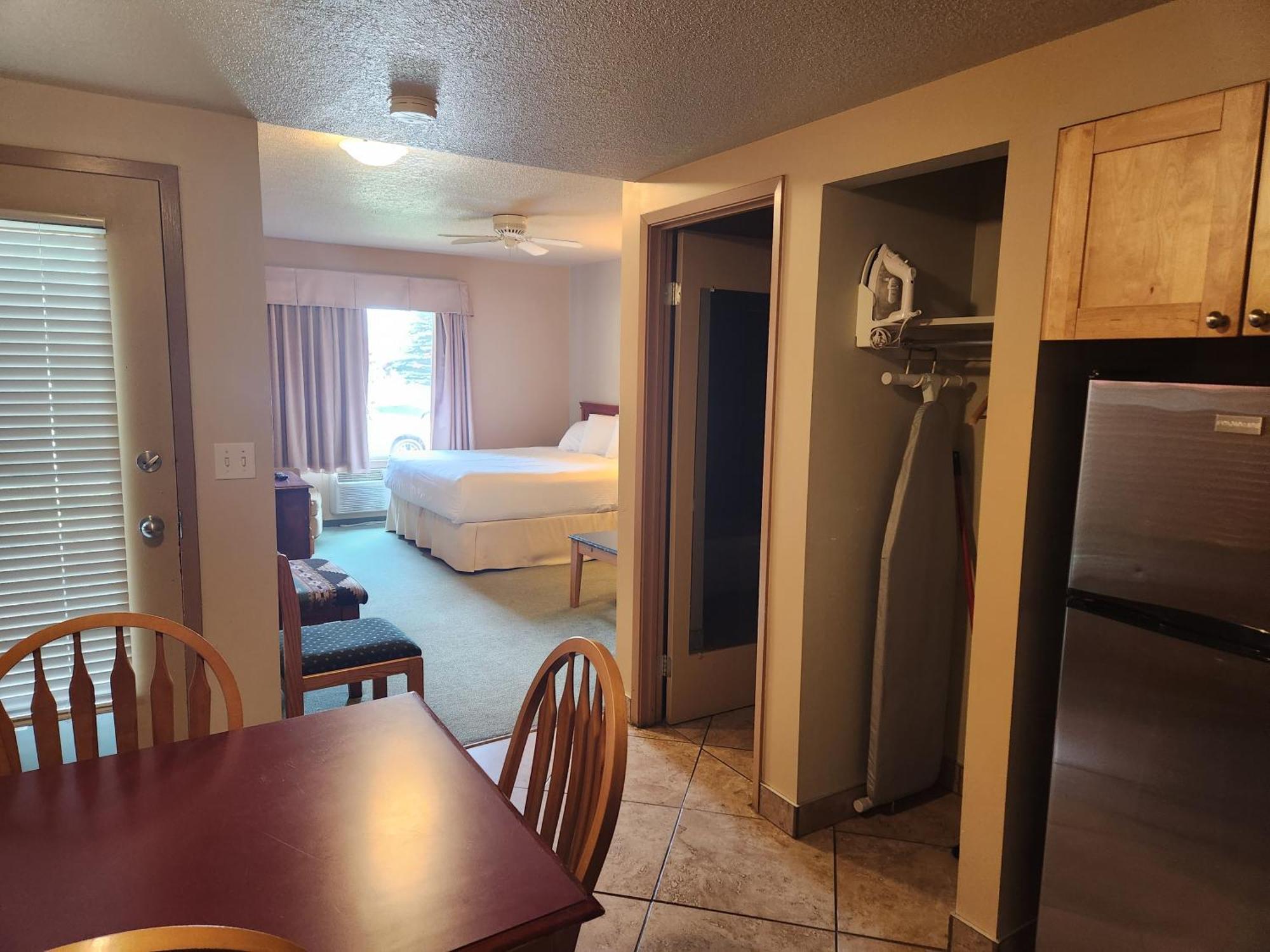 Waterton Lakes Lodge Resort エクステリア 写真