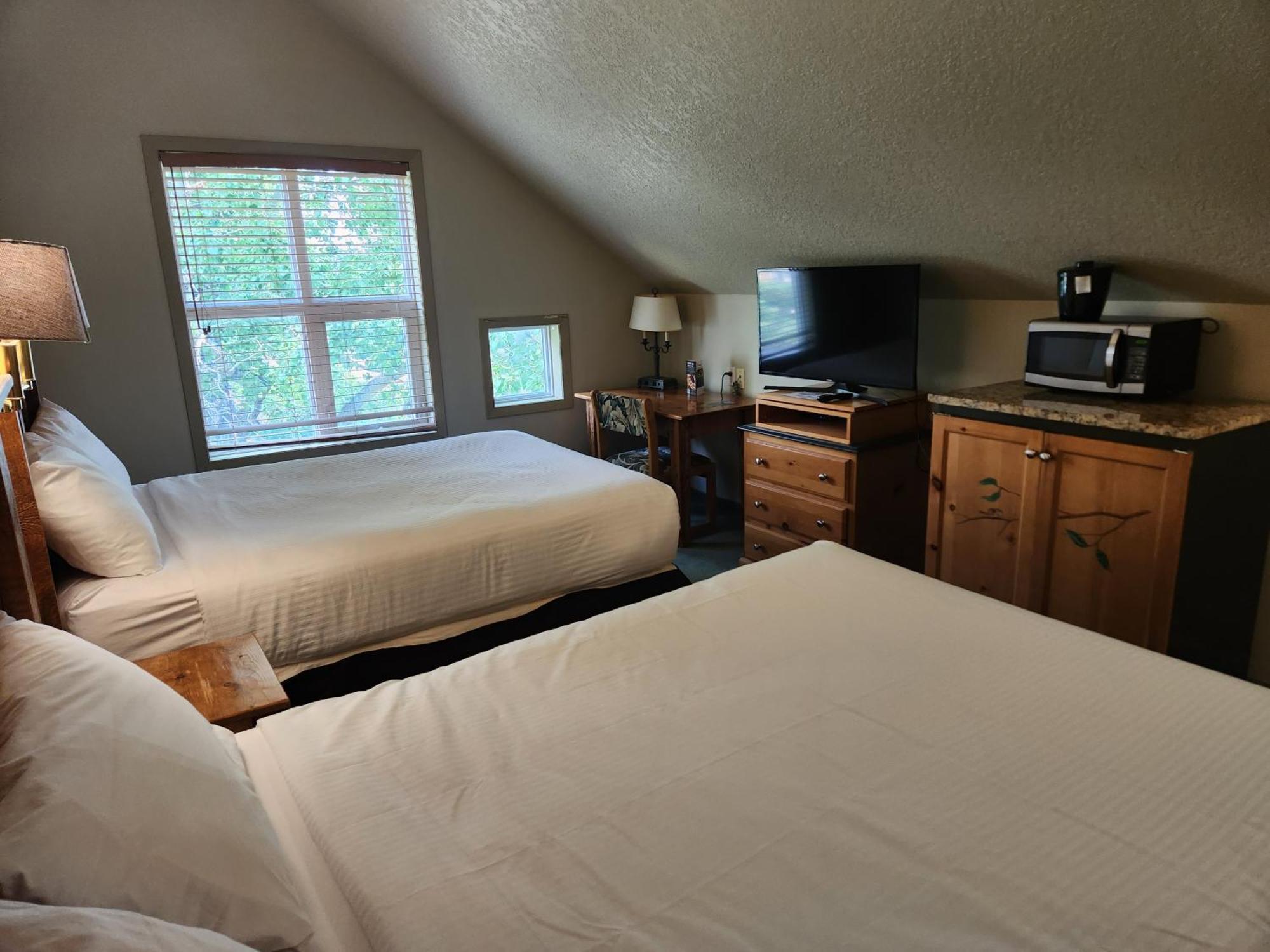 Waterton Lakes Lodge Resort エクステリア 写真