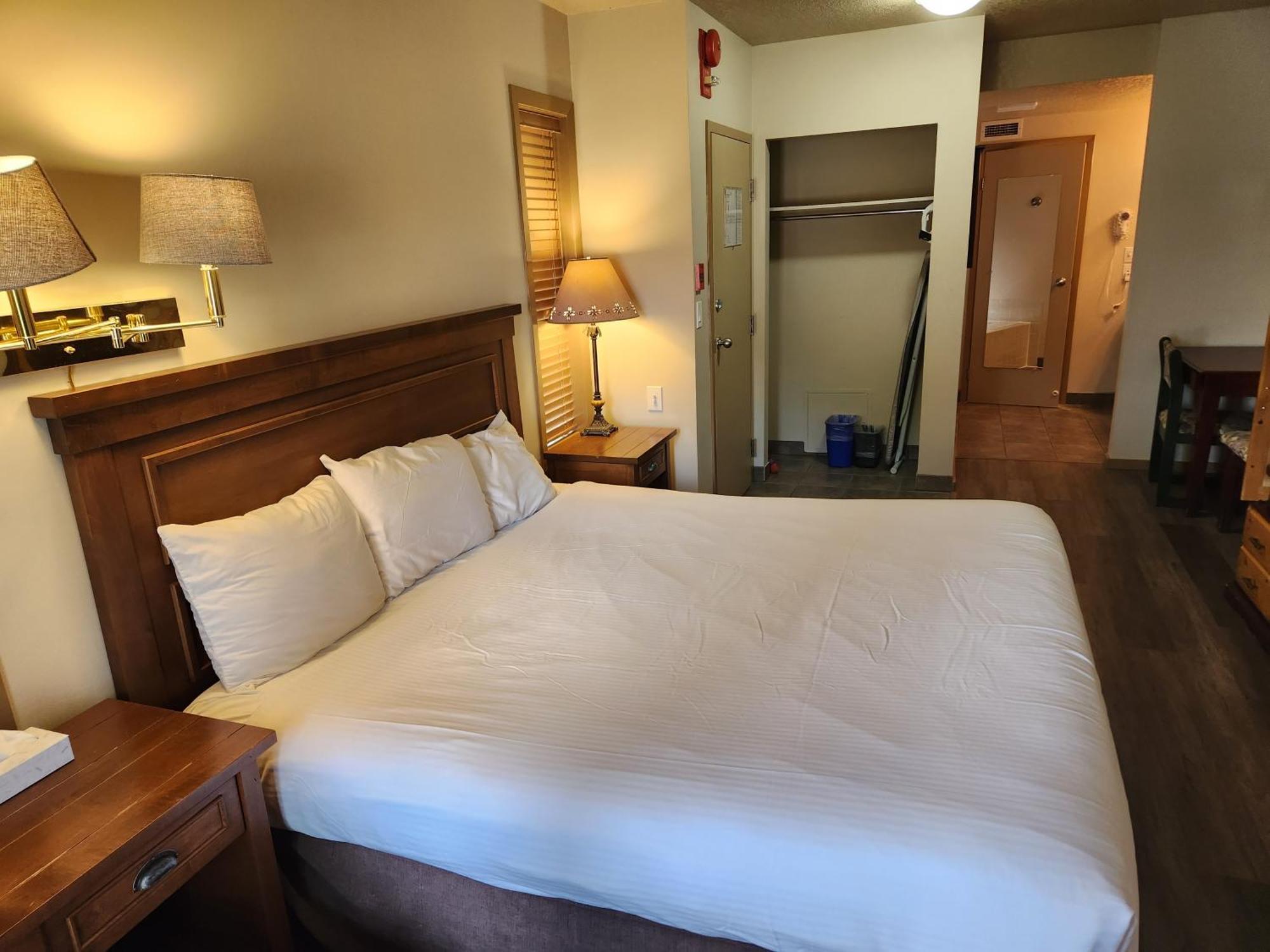 Waterton Lakes Lodge Resort エクステリア 写真