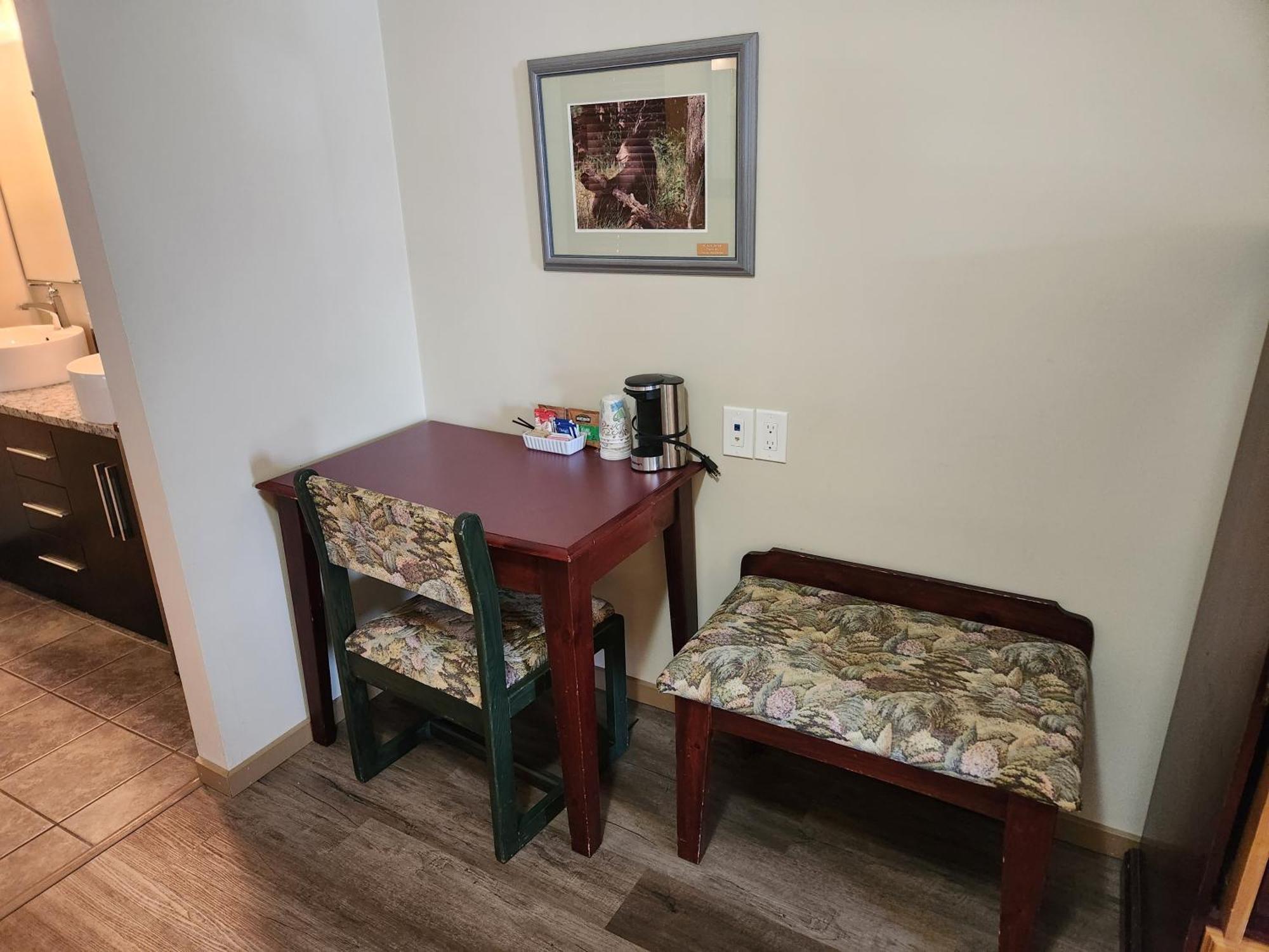 Waterton Lakes Lodge Resort エクステリア 写真