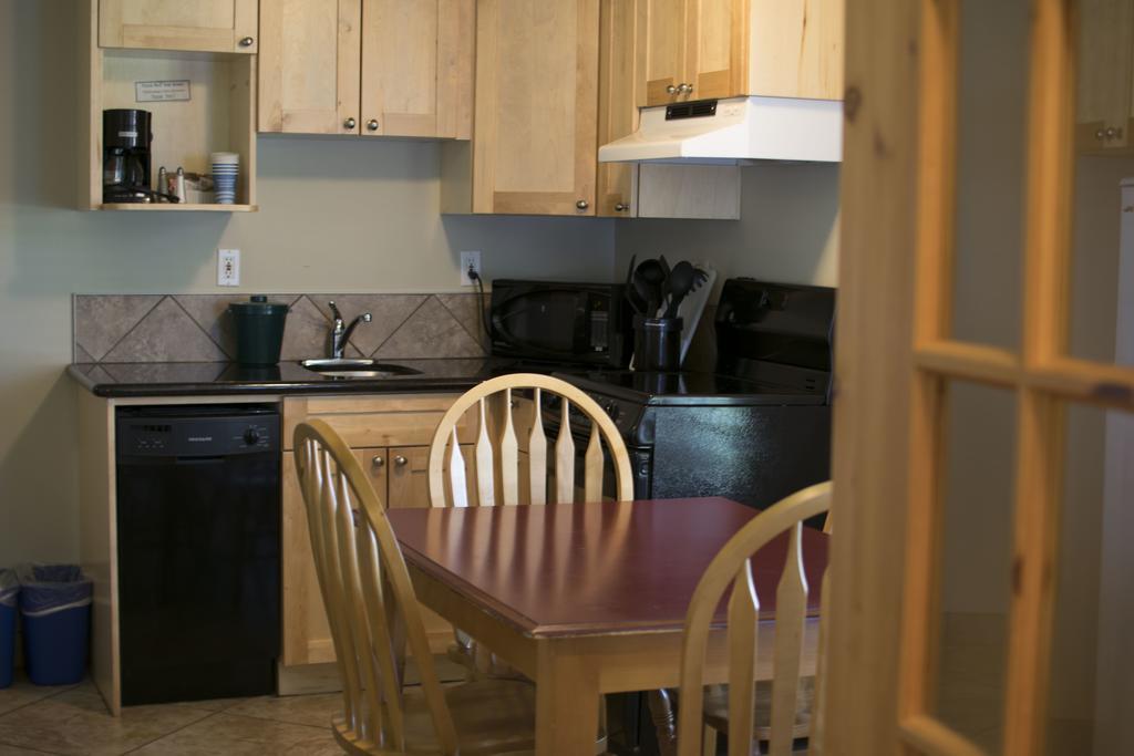 Waterton Lakes Lodge Resort エクステリア 写真