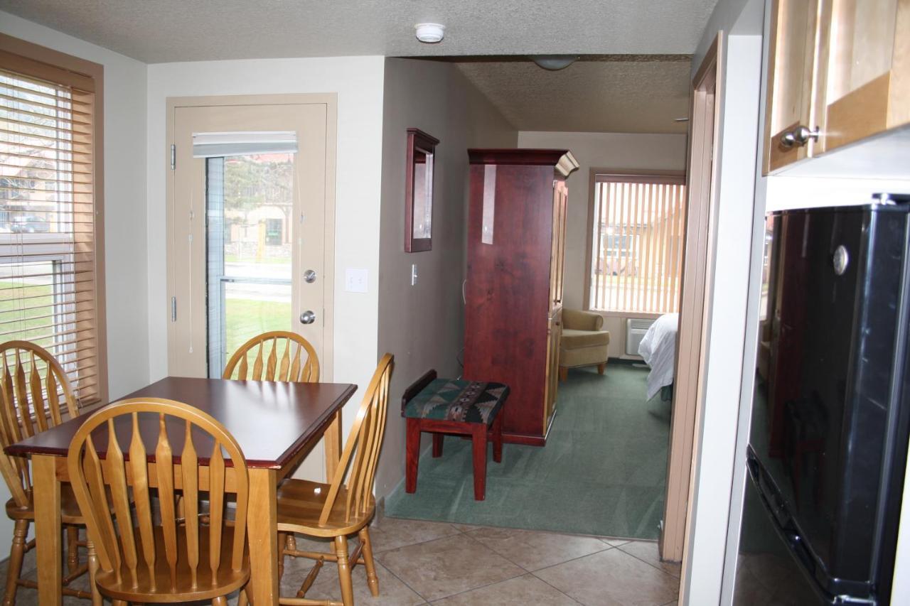 Waterton Lakes Lodge Resort エクステリア 写真